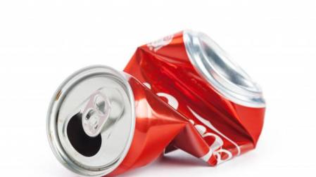 Expertos explican por qué no debemos aplastar las latas tras su uso
