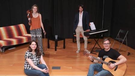 En primera fila, sentados, Yolanda Almeida, la autora de La sombra, y el escritor Per Gaztelu con su guitarra. De pie, Amaia Rodríguez con el violín y Javier Urtasun al piano. Previo a la lectura dramatizada, Gaztelu, Rodríguez y Urtasun interpretarán una melodía compuesta para esta obra.