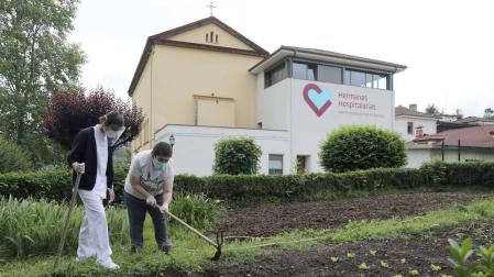 Una auxiliar y un residente del Centro Hospitalario Benito Menni, de Elizondo, en la huerta.
