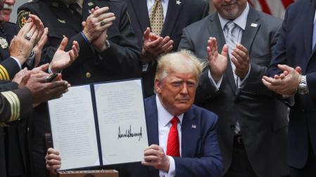 Donald Trump muestra el nuevo decreto para incentivar buenas prácticas de la Policía