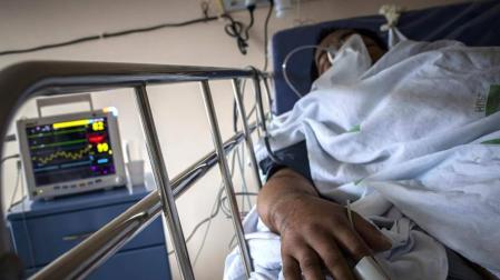 Un paciente del pueblo Bare recibe tratamiento en la unidad para indígenas del hospital de Manaus (Brasil).