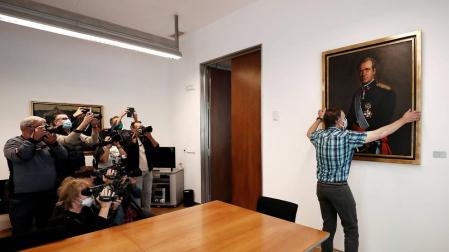 UPN carga contra Sánchez por la retirada de los retratos del rey emérito