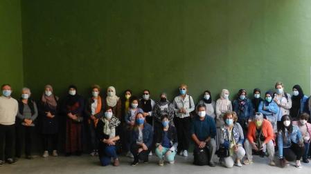 Las asistentes al acto de clausura de ayer, acompañadas por representantes municipales y voluntarias, se fotografiaron al final del acto desarrollado este año en Escolapios.