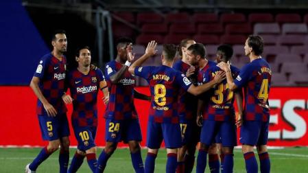 Los jugadores del FC Barcelona celebran el gol marcado por Ansu Fati