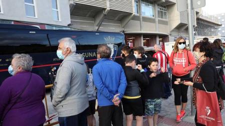 Un centenar de personas se acercó hasta la parte de atrás de Preferencia para poder ver a los jugadores y técnicos