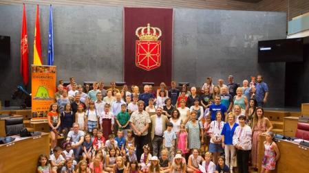 El Parlamento recibe a los menores en acogida de la Asociación Chernóbil