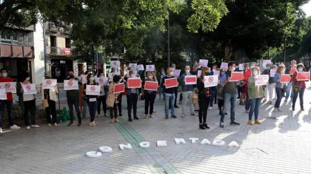 Concentración de los sindicatos de Educación frente al Parlamento de Navarra
