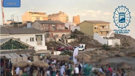 La Policía Local de Málaga desaloja un chiringuito por exceder el aforo y no mantener la distancia social