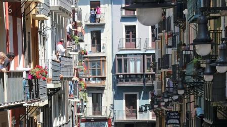 Alrededor de 1.200 personas han recorrido el trazado del encierro para criticar el desamparo en el que se ve sumido el sector.