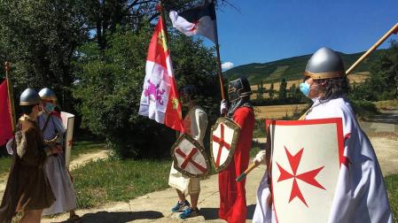 La iniciativa “La luz del Camino” entra en Arre con escolta de la Orden del Temple