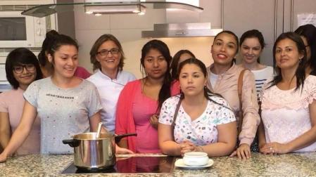 Isabel González Purroy, directora de la entidad, con usuarias del taller de cocina, en una fotografía de 2017.