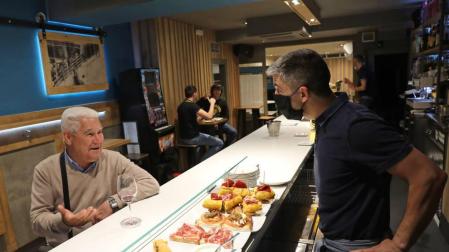 ...Y EL 15 DE JUNIO, A LAS BARRAS. Con el estreno de la fase 3 de la desescalada, y a diferencia de otras comunidades, Navarra no dejó consumir en las barras de los bares. Una semana después el permiso llegó.