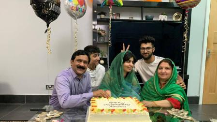 Malala celebra junto a su familia su licenciatura en Oxford.