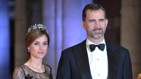 La reina Letiza, con un vestido de Felipe Varela, en 2013, junto a don Felipe.