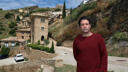 Borja Piñeiro, este jueves en Gallipienzo. Detrás, el hotel Heredad Beragu, en el que trabaja.