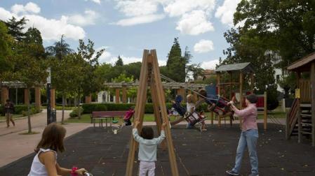 Al parque infantil de la Media Luna acuden cada día decenas de niños de la zona.