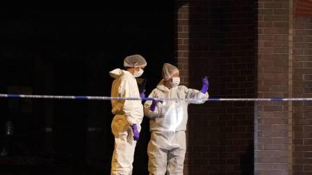 Forenses en el lugar de los apuñalamientos en Reading.