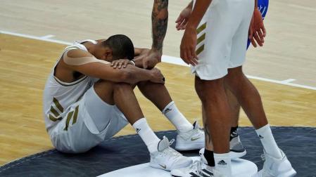 El pívot del Real Madrid Anthony Randolph se lamenta en el partido contra el San Pablo Burgos.