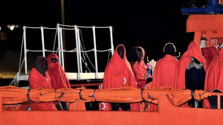 Llegada al puerto de Almería de varios inmigrantes rescatados por la Guardia Civil cuando navegaban en una patera en aguas de Alborán.
