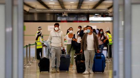 Los aeropuertos españoles comienzan a recibir a los primeros visitantes