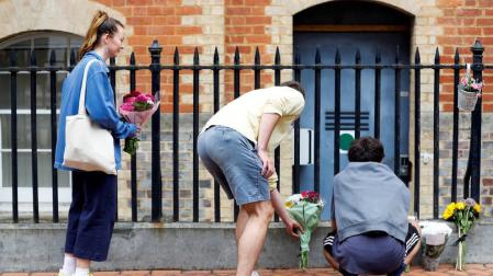 Varias personas dejan flores en el lugar de los apuñalamientos en Reading.