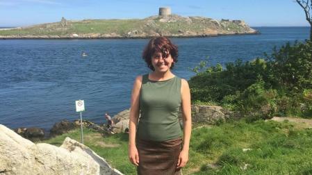 Marta Gimena Ramos con la isla de Dalkey detrás y su Martello tower al fondo, al sur de la bahía de Dublín. Existen unas 50 Martello towers (construcciones defensivas) a lo largo de la costa irlandesa, sobre todo en el este.