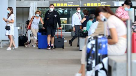 Llegada de turistas al aeropuerto de Málaga.