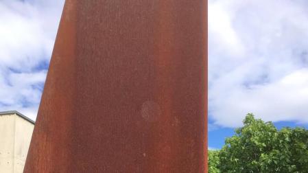 El ganador de la VIII edición del Premio Clarín, Santiago Alenza Carro, en la UPNA