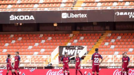 Los jugadores de Osasuna, cabizbajos, se lamentan en Mestalla después de uno de los goles encajados.