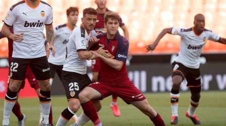Marc Cardona no tuvo mucho protagonismo en Mestalla. En la foto, pugna por la posición con el lateral Florenzi.
