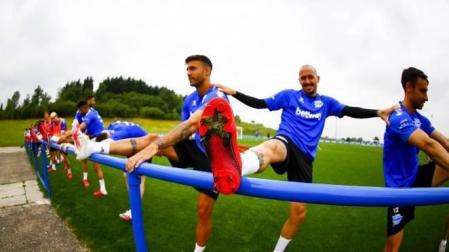 Aleix Vidal, en el entrenamiento del Deportivo Alavés.