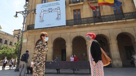María Chivite y la consejera de Salud, Santos Induráin, ante los mensajes de distancia de seguridad colgados en la fachada del Palacio de Navarra.