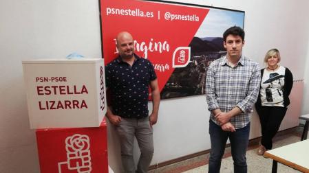 Los socialistas Fran Moleón, Ibai Crespo y María Sanz de Galdeano, ayer, en la sede del PSN en Estella.