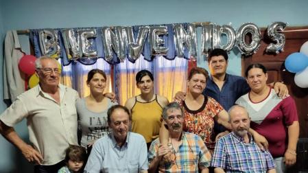 Sentados (de izda a dcha), los tres hermanos de Espina: Peio, Casimiro y Bernardo Urtasun Urtasun. Detrás; sus primos y sobrinos argentinos: Alberto Urtasun, Mariana Barrozo Urtasun, Lorena Barrozo Urtasun, María Nieves Urtasun, Félix Barroso y Marita Barrozo Urtasun, en Aguaray, provincia de Salta, el 14 de marzo. Al día siguiente, de regreso a España, es cuando les detuvieron y 'encarcelaron' una semana en un hospital.