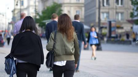 Imagen de dos chicas jóvenes caminando por la calle