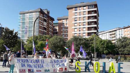 Sindicatos se concentran para denunciar la "caza de brujas" contra Skolae
