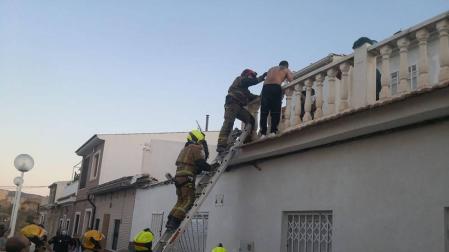 Una piscina hinchable provoca el derrumbe de una terraza con un herido
