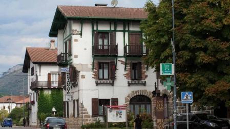 Aspecto parcial de la travesía que cruza el centro urbano de Lekunberri.