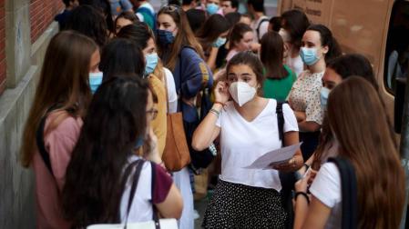El aumento de notas y de alumnos endurece el acceso a los grados
