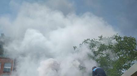 La Policía Municipal sofoca un fuego en una villavesa en Pamplona