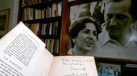 Las dedicatorias de Delibes: radiografía de un escritor libre y comprometido