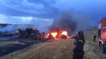 Calcinados un tractor y una empacadora en un incendio en Larraga