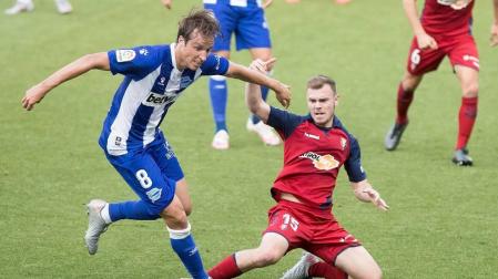 El lateral zurdo Toni Lato se lanza al suelo para tratar de robarle el balón al local Tomás Pina.
