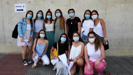 Alumnas del colegio San Cernin posan antes del primer examen de la mañana.