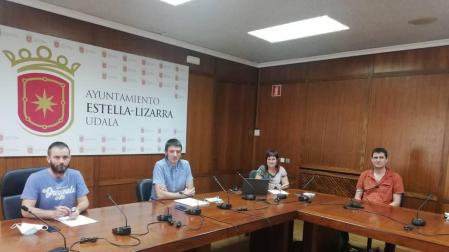 Desde la izda., el alcalde de Estella, Koldo Leoz, y los ediles Unai Errazkin, Maider Barbarin y José Miguel Pérez de Eulate, este miércoles, en la presentación del proyecto en el salón de plenos del ayuntamiento de Estella.
