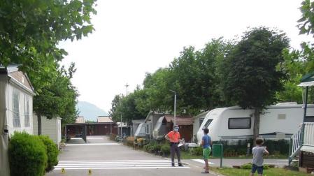 Un agente de la Policía Foral, en el lugar donde cayó la niña.