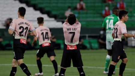El Espanyol se hunde sin remisión y el Betis de Alexis toma oxígeno