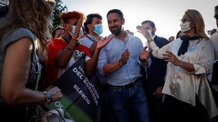 El presidente de Vox, Santiago Abascal, ha anunciado que denunciará al lehendakari, Iñigo Urkullu, por "delito electoral" en un mitin en Irún que se ha celebrado en un clima tenso, plagado de insultos y gritos pese a un fuerte dispositivo policial que ha evitado que los manifestantes accedan al lugar donde se ha realizado.