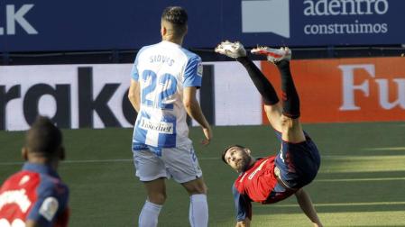 Enric Gallego, tras rematar de chilena en la jugada del primer gol del partido.