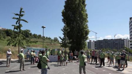 La asociación Pro Parque Ripa Sur de Beloso volvió a concentrarse este sábado en el terreno que pretenden conservar como corredor verde sostenible. Los vecinos se están planteando acudir a la vía jurídica para tratar de detener el proceso.